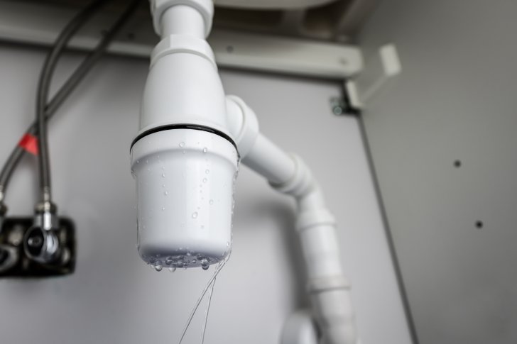 Dienst Leckage unter dem Waschbecken